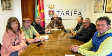 Ayuntamiento y Federación de Asociaciones de Empresarios unen fuerzas para abordar problemas históricos de Tarifa