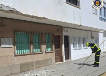 Bomberos intervienen por desprendimientos en un balcón de la calle Pintor Manuel Reine
