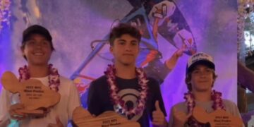 Joven windsurfista tarifeño conquista las olas de Hawái