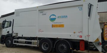 Tres nuevos camiones recolectores se incorporan a la recogida de residuos en Tarifa