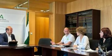 Junta se reúne con la Sección de Educación Permanente en Tarifa para abordar aprovechamiento del alga asiática
