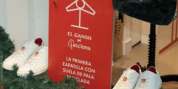 Tahivilla (Tarifa) inspira sostenibilidad: Lanzan zapatillas fabricadas con palas recicladas de su parque eólico