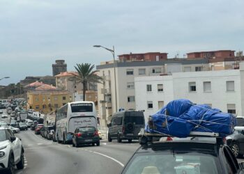 «Éxito???? Tiene a Tarifa colapsada, no hay aparcamiento por culpa del OPE…»