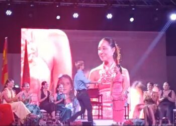 Silvia Gutiérrez Pérez, de la caseta El Revuelo, es la reina juvenil de la Real Feria y Fiestas de Tarifa 2025
