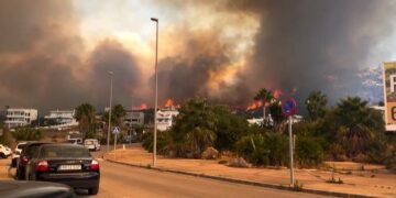 Un guardia civil herido al ser atropellado en la evacuación del incendio de Tarifa