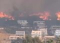 El incendio obliga a evacuar a 2.000 personas de playas y hoteles de Atlanterra, en Tarifa