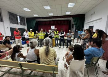 Regreso gradual de vecinos desalojados en Atlanterra mientras continúa activo el incendio