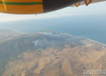 Cuatro medios aéreos se incorporan a la lucha contra el incendio en Tarifa