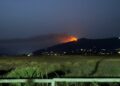 Más de un centenar de efectivos de Infoca trabajaron anoche en el incendio forestal de Tarifa