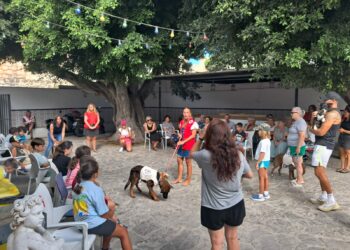 Vuelven las mascotas al Centro de Mayores de Tarifa con un taller terapéutico e intergeneracional