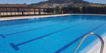El cierre de la piscina municipal de Facinas por la presencia de excrementos activa debate vecinal