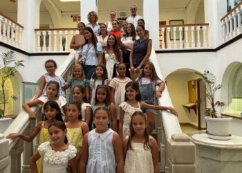 Recepción oficial a la corte de damas juveniles e infantiles 2025 en Tarifa
