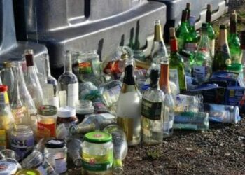 «¿Cómo tiras bolsas llenas de botellas de cristal a un contenedor con un agujero pequeño?»