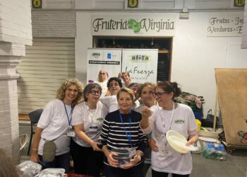 AFITA celebra Tosantos con chocolate caliente y tartas caseras solidarias en el Mercado de Abastos