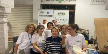 AFITA celebra Tosantos con chocolate caliente y tartas caseras solidarias en el Mercado de Abastos