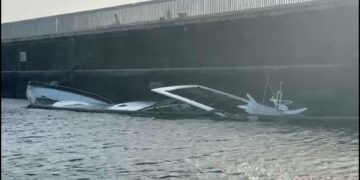 Aparecen manchas de combustible en Playa Chica procedentes del yate hundido en el puerto de Tarifa (video)