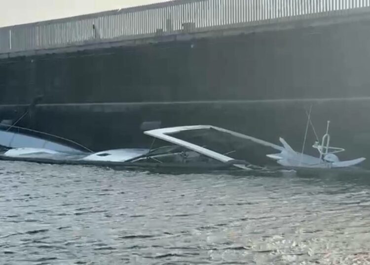 Aparecen manchas de combustible en Playa Chica procedentes del yate hundido en el puerto de Tarifa (video)