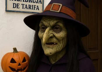Doña Calabruja llega a Tarifa en busca de su nueva cueva encantada