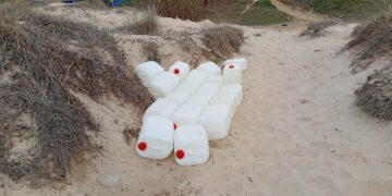 «ayer llegaron a la orilla de la playa de los Lances muchísimas petacas de gasolina»