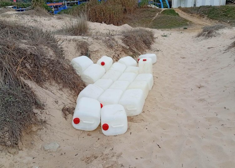 «ayer llegaron a la orilla de la playa de los Lances muchísimas petacas de gasolina»