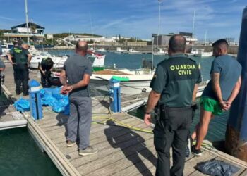 Incautan dos alijos con catorce sacos de hachís en Caños de Meca y Barbate