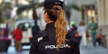 Una joven agente en prácticas de Tarifa, salva la vida de un hombre en Algeciras tras sufrir un infarto