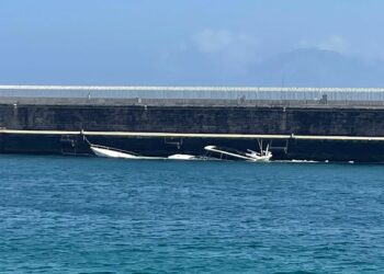 Denuncian la dejadez de la Autoridad Portuaria de la Bahía de Algeciras ante el vertido contaminante del yate hundido en el puerto de Tarifa