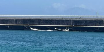 Denuncian la dejadez de la Autoridad Portuaria de la Bahía de Algeciras ante el vertido contaminante del yate hundido en el puerto de Tarifa