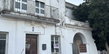 Facinas recupera las antiguas viviendas de los maestros para construir nuevas VPO