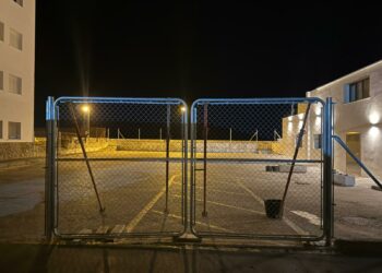 Vecinos indignados en Los Lances: «nos ponen puertas al mar»