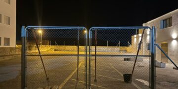 Vecinos indignados en Los Lances: «nos ponen puertas al mar»