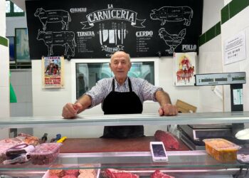 Tono, 63 años en el mismo cajón del Mercado y una historia real. Por Alberto López