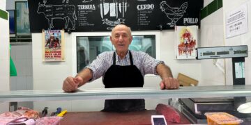 Tono, 63 años en el mismo cajón del Mercado y una historia real. Por Alberto López