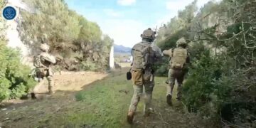 Maniobras en Tarifa: «Un equipo de operaciones especiales se infiltró en una zona urbanizada de Facinas y logró rescatar a un grupo de rehenes»