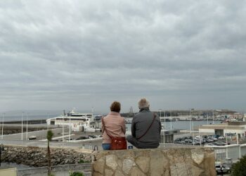 Mirando al horizonte: dos almas frente a un mar lleno de leyendas