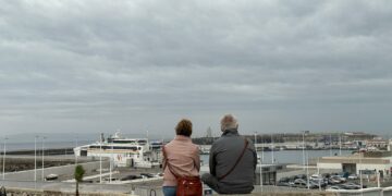 Mirando al horizonte: dos almas frente a un mar lleno de leyendas