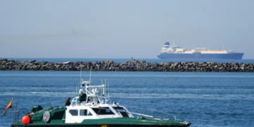 Narcolanchas permanecen refugiadas ante el temporal en el puerto de Barbate bajo vigilancia policial