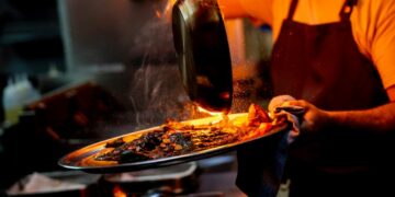 Descubre la precisión, pasión y un respeto absoluto por el sabor auténtico, de Juan Chazo en El Santo Tarifa (galería)