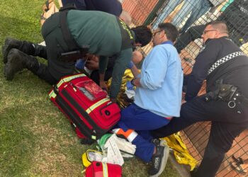 Un kiter resulta herido tras salir volando y quedar atrapado en la valla de la urbanización Los Lances II en Tarifa