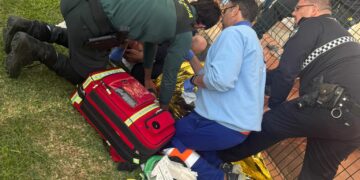 Un kiter resulta herido tras salir volando y quedar atrapado en la valla de la urbanización Los Lances II en Tarifa