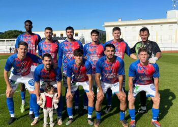 La UD Tarifa cae con orgullo en El Picacho ante el líder tras un partido de coraje y resistencia