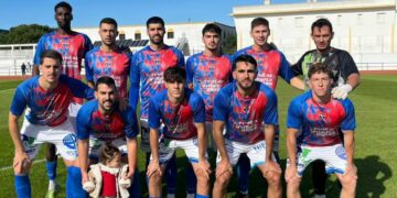 La UD Tarifa cae con orgullo en El Picacho ante el líder tras un partido de coraje y resistencia