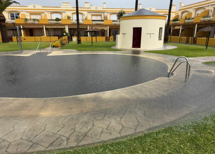 Verdemar EA denuncia nuevos vertidos de aguas residuales en el “tubo arco” de Tarifa (Galería)