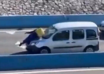 Detenido un conductor por circular por la A-7 en Algeciras con un ‘rider’ sobre el capó de su coche tras una discusión
