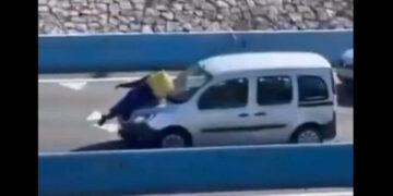 Detenido un conductor por circular por la A-7 en Algeciras con un ‘rider’ sobre el capó de su coche tras una discusión