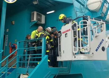 El ferry averiado en Tarifa abandona la bocana del Puerto, que vuelve a la normalidad en la línea con Tánger