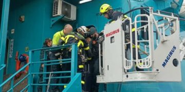 El ferry averiado en Tarifa abandona la bocana del Puerto, que vuelve a la normalidad en la línea con Tánger