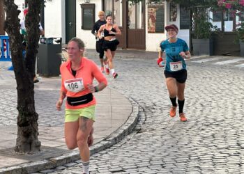 LNazha Machorouh bate el récord femenino en una edición histórica de la Carrera del Estrecho
