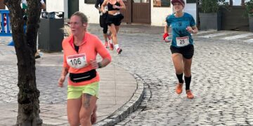 LNazha Machorouh bate el récord femenino en una edición histórica de la Carrera del Estrecho