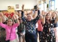La Navidad une generaciones en un emotivo encuentro de mayores en Tarifa
